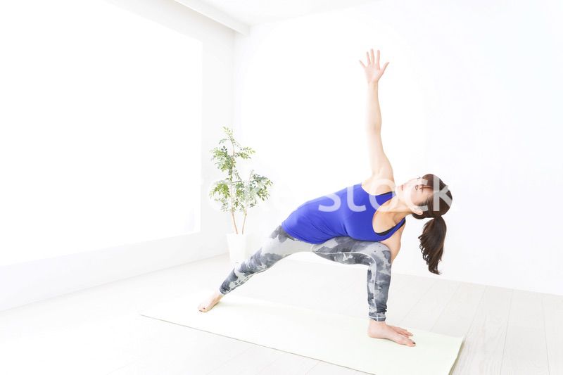 ヨガをする若い女性