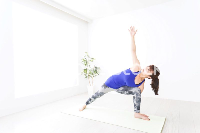 ヨガをする若い女性