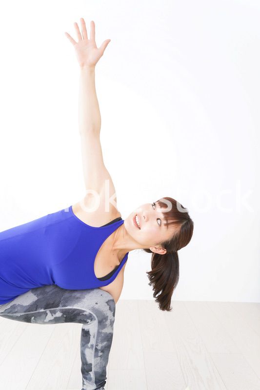 ヨガをする若い女性