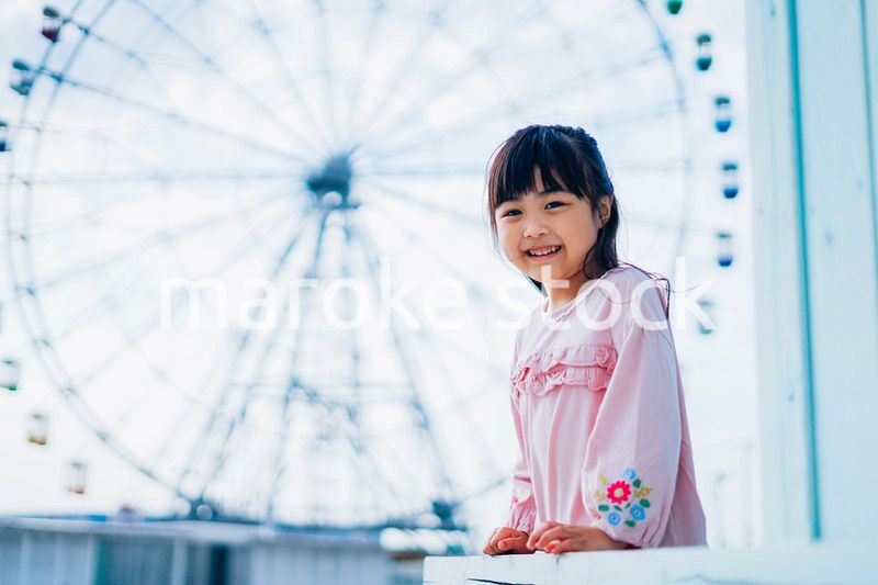 遊園地で楽しむ小さな女の子