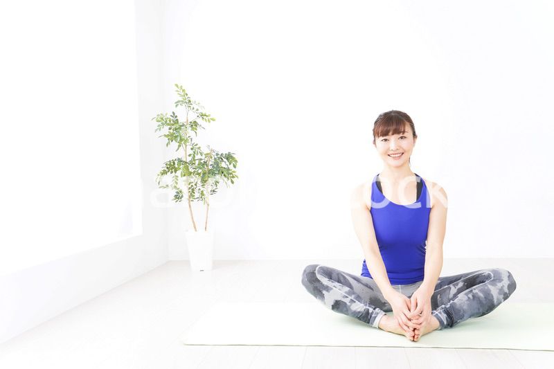 ヨガをする若い女性