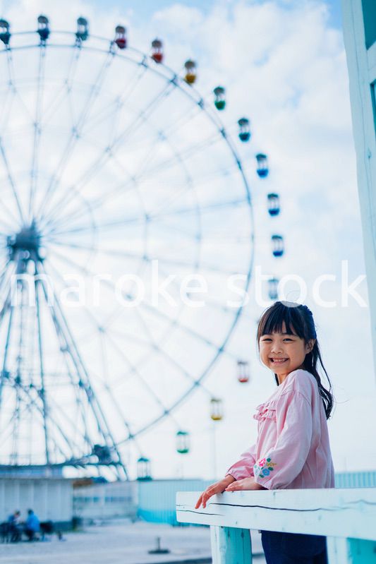 遊園地で楽しむ小さな女の子