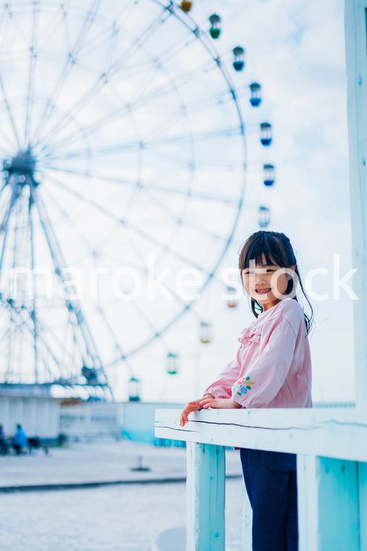 遊園地で楽しむ小さな女の子
