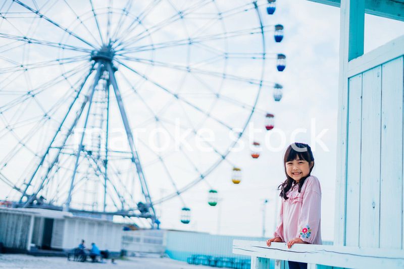 遊園地で楽しむ小さな女の子