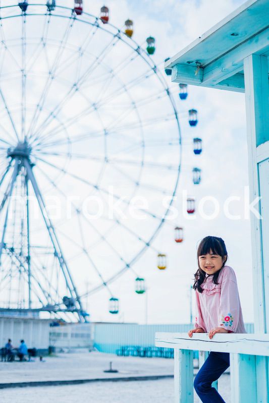 遊園地で楽しむ小さな女の子