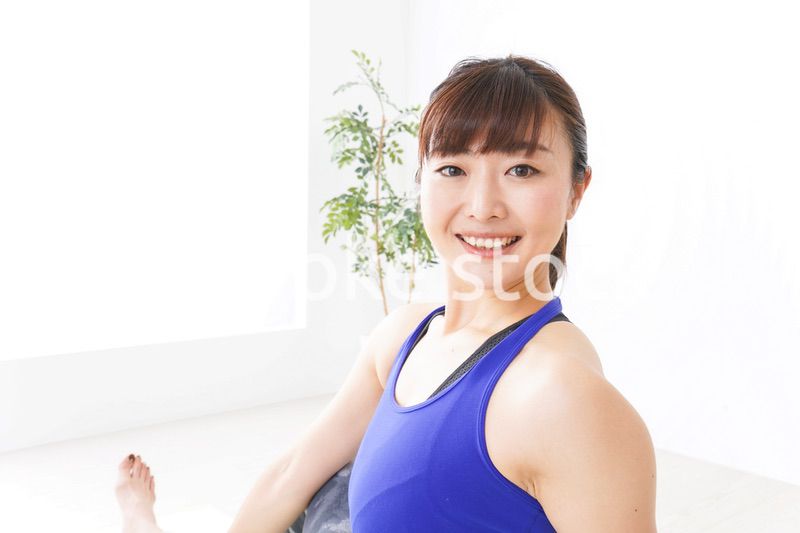 ヨガをする若い女性