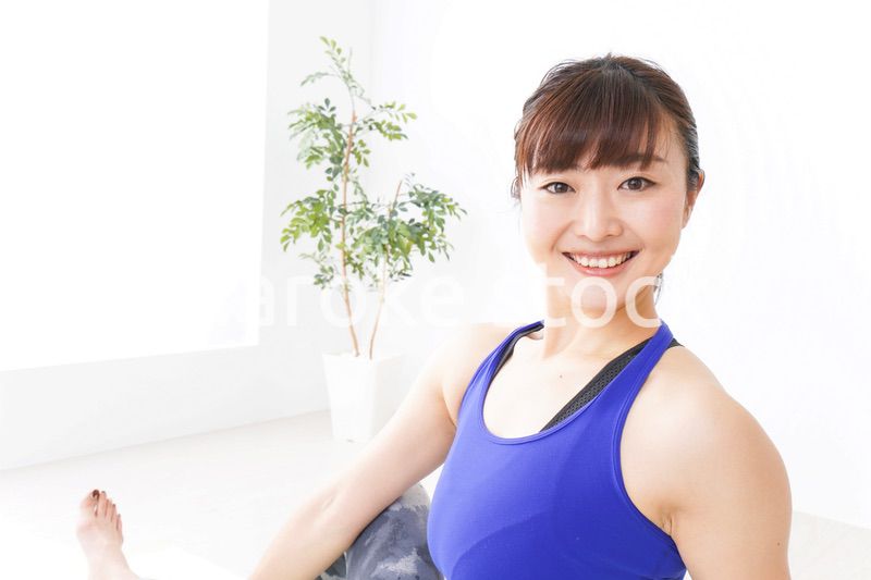 ヨガをする若い女性