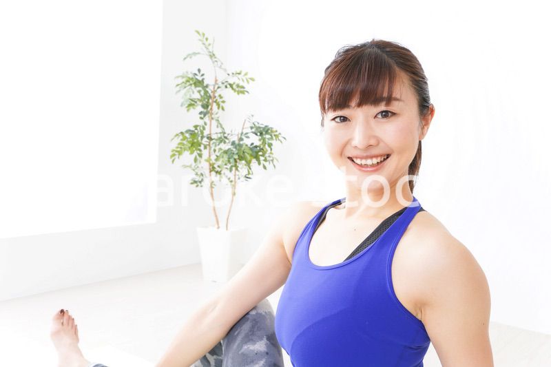 ヨガをする若い女性