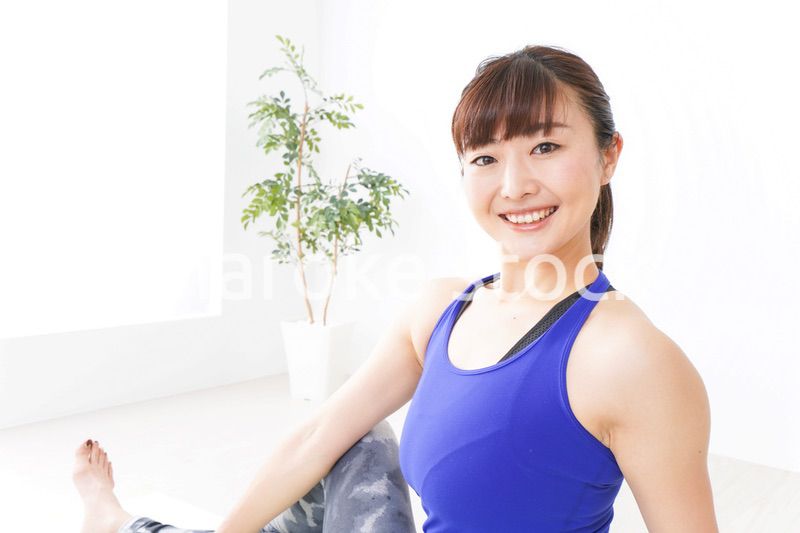 ヨガをする若い女性