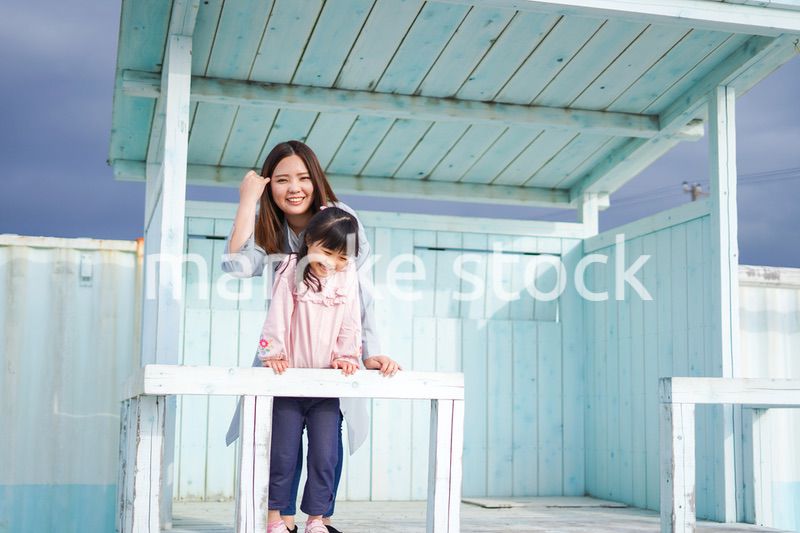 キャンプを楽しむ女の子とお母さん