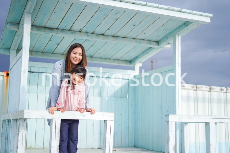 キャンプを楽しむ女の子とお母さん