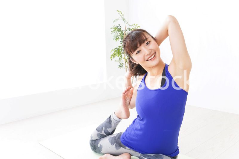 ヨガをする若い女性
