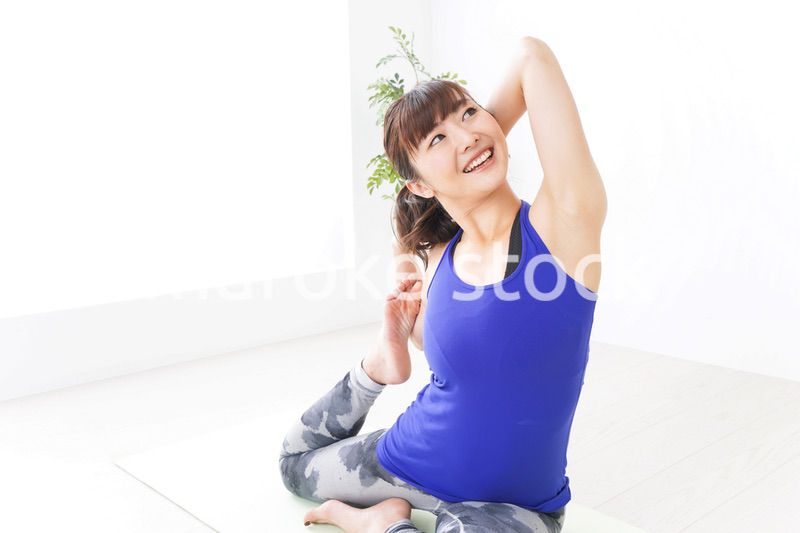 ヨガをする若い女性