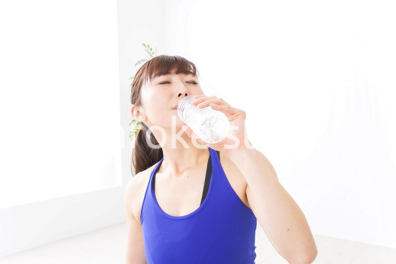水分を摂取するスポーツウェアの女性