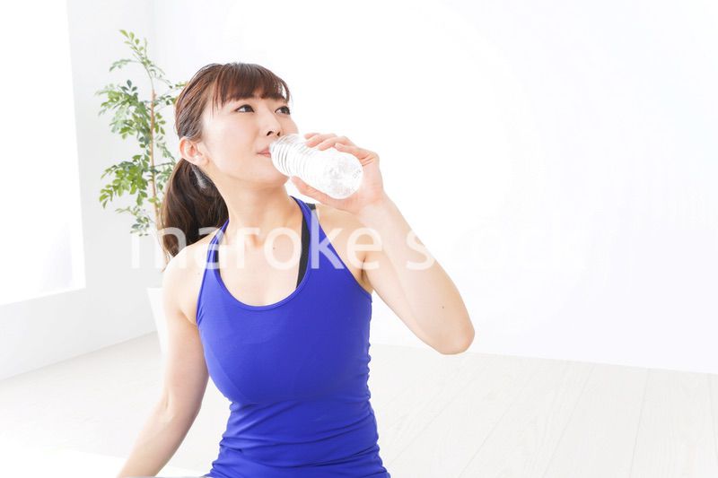 水分を摂取するスポーツウェアの女性