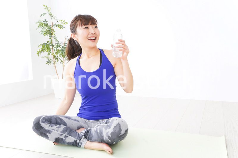 水分を摂取するスポーツウェアの女性