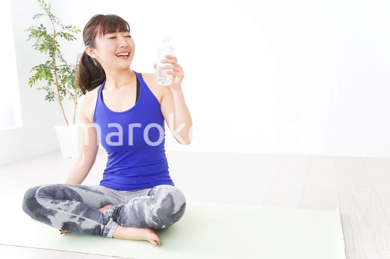 水分を摂取するスポーツウェアの女性