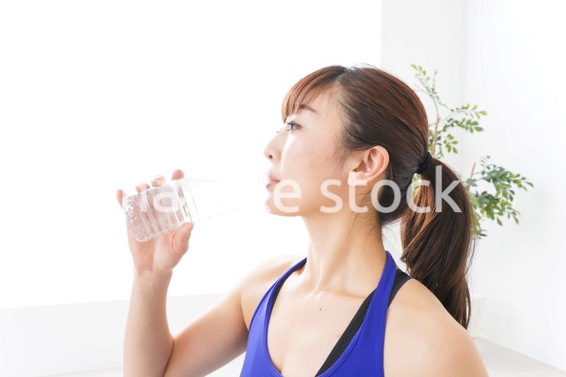 水分を摂取するスポーツウェアの女性