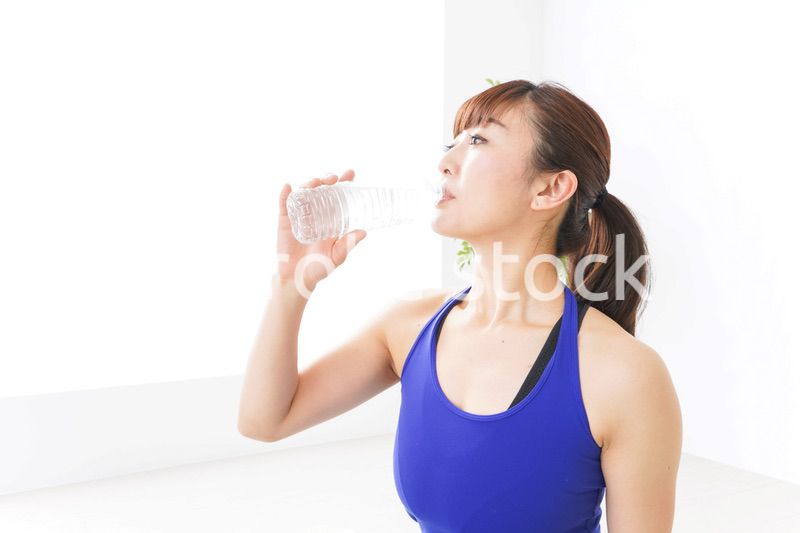 水分を摂取するスポーツウェアの女性