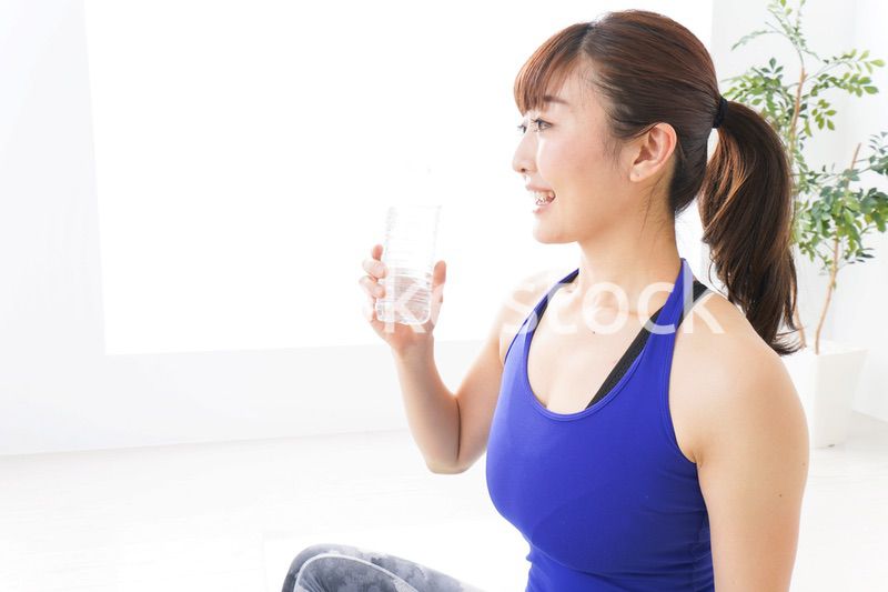 水分を摂取するスポーツウェアの女性