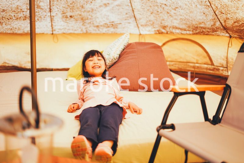 キャンプを楽しむ小さな女の子