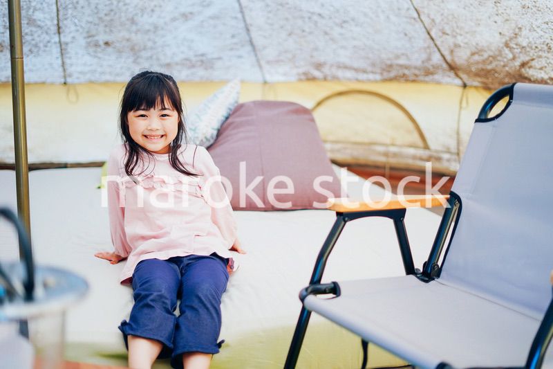 キャンプを楽しむ小さな女の子