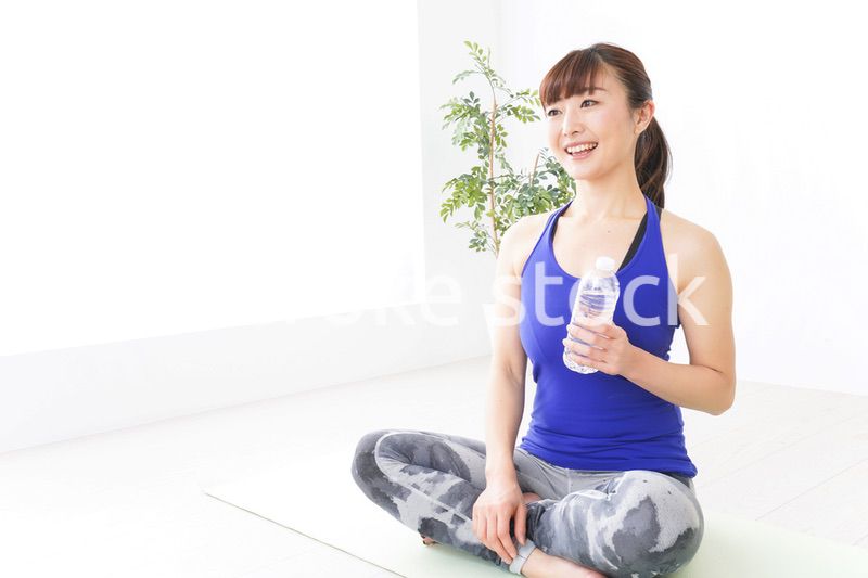 水分を摂取するスポーツウェアの女性