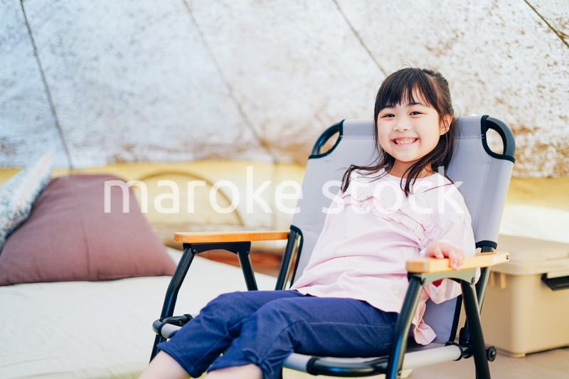 キャンプを楽しむ小さな女の子