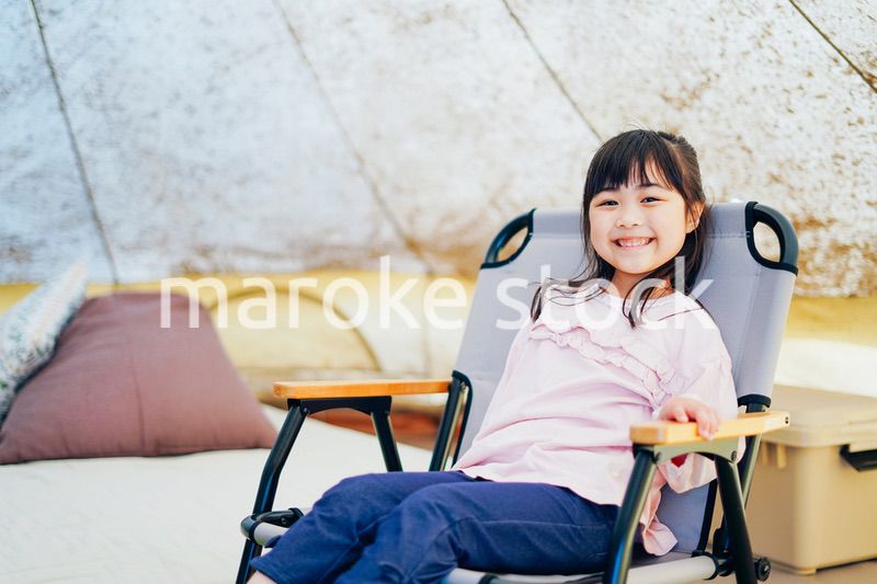 キャンプを楽しむ小さな女の子