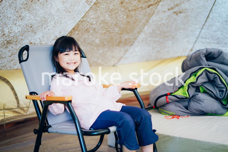 キャンプを楽しむ小さな女の子