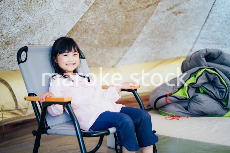 キャンプを楽しむ小さな女の子