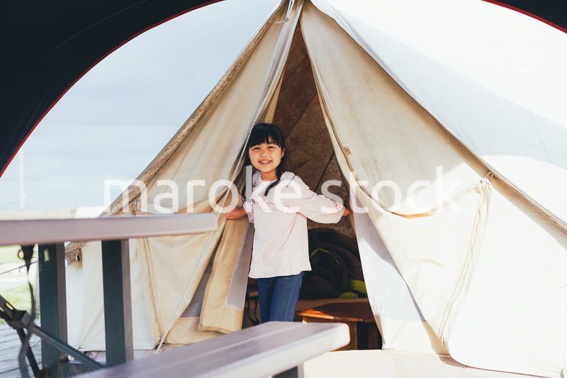 キャンプを楽しむ小さな女の子