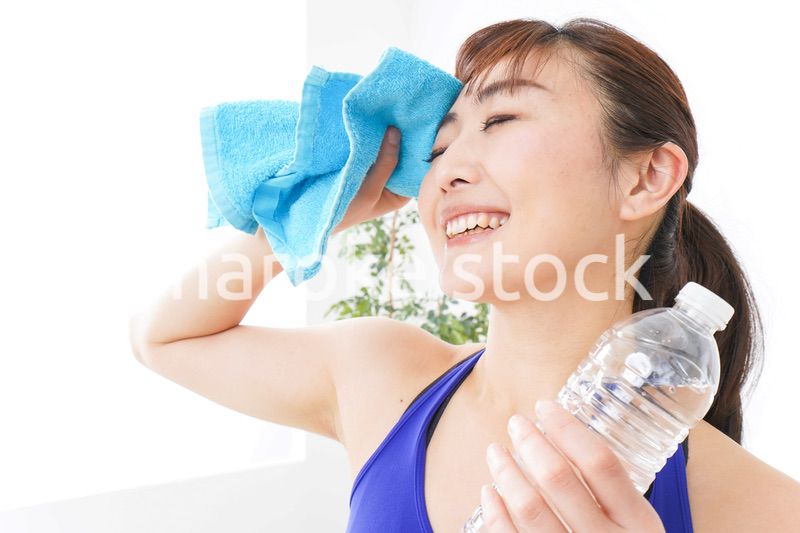 水分を摂取するスポーツウェアの女性