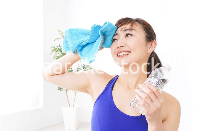 水分を摂取するスポーツウェアの女性