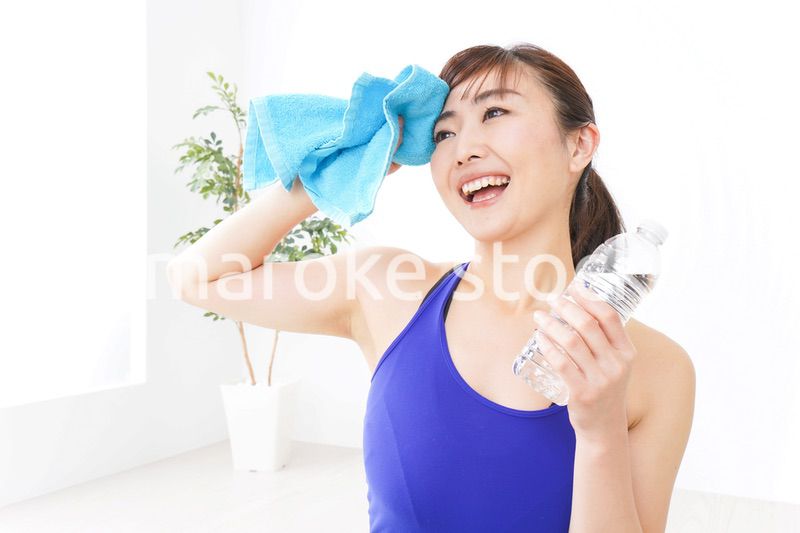 水分を摂取するスポーツウェアの女性