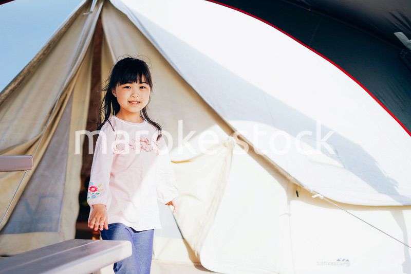 キャンプを楽しむ小さな女の子
