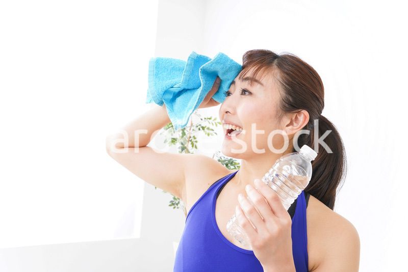 水分を摂取するスポーツウェアの女性