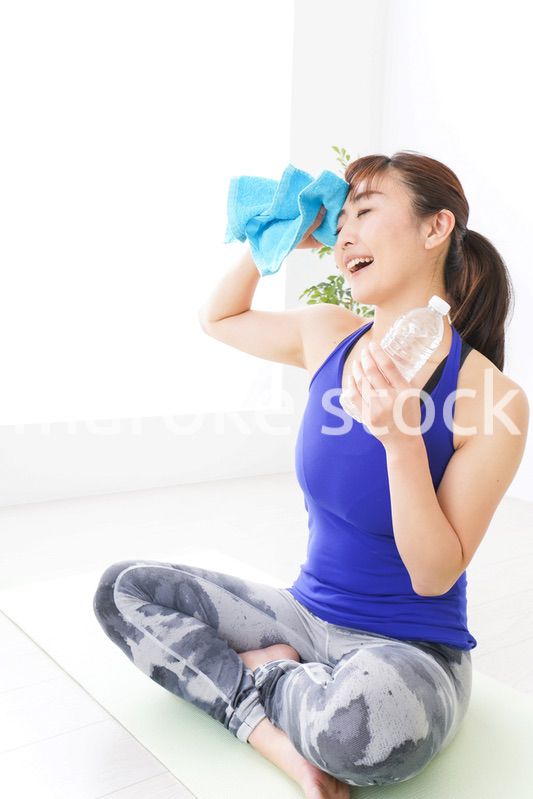 水分を摂取するスポーツウェアの女性