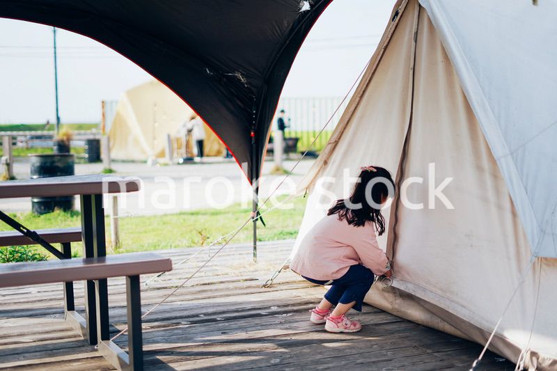 キャンプを楽しむ小さな女の子