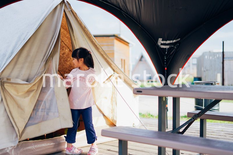 キャンプを楽しむ小さな女の子