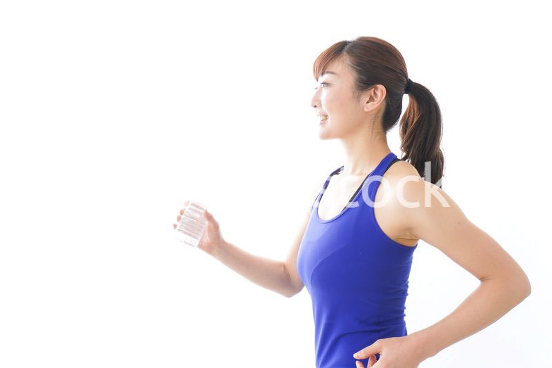 水分を摂取するスポーツウェアの女性