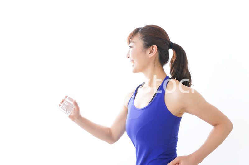 水分を摂取するスポーツウェアの女性