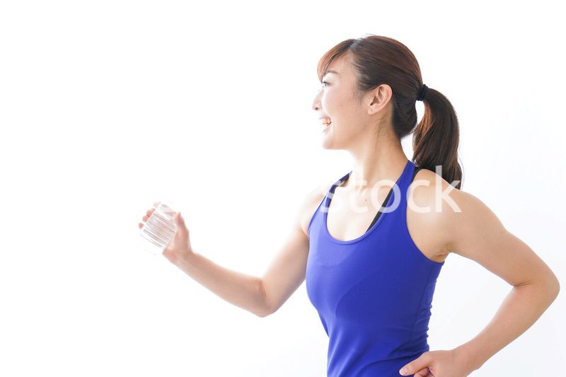 水分を摂取するスポーツウェアの女性
