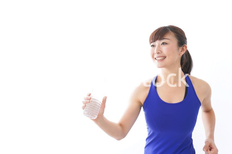 水分を摂取するスポーツウェアの女性