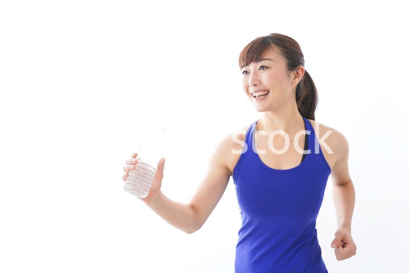 水分を摂取するスポーツウェアの女性