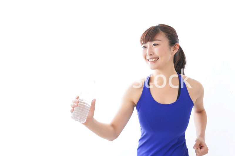 水分を摂取するスポーツウェアの女性