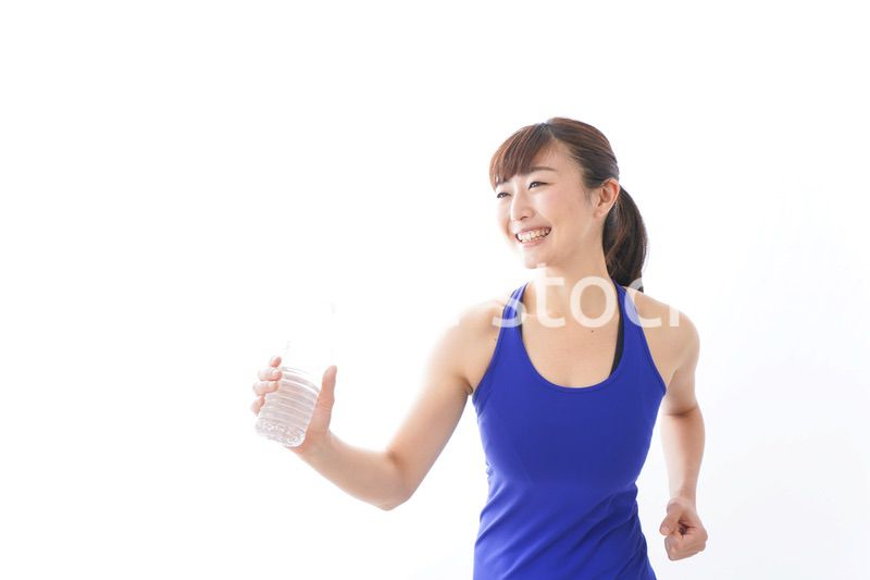 水分を摂取するスポーツウェアの女性