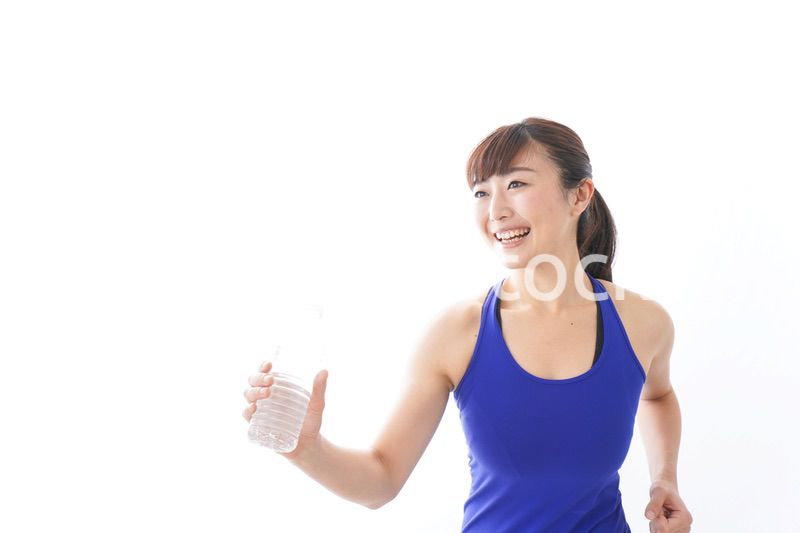 水分を摂取するスポーツウェアの女性