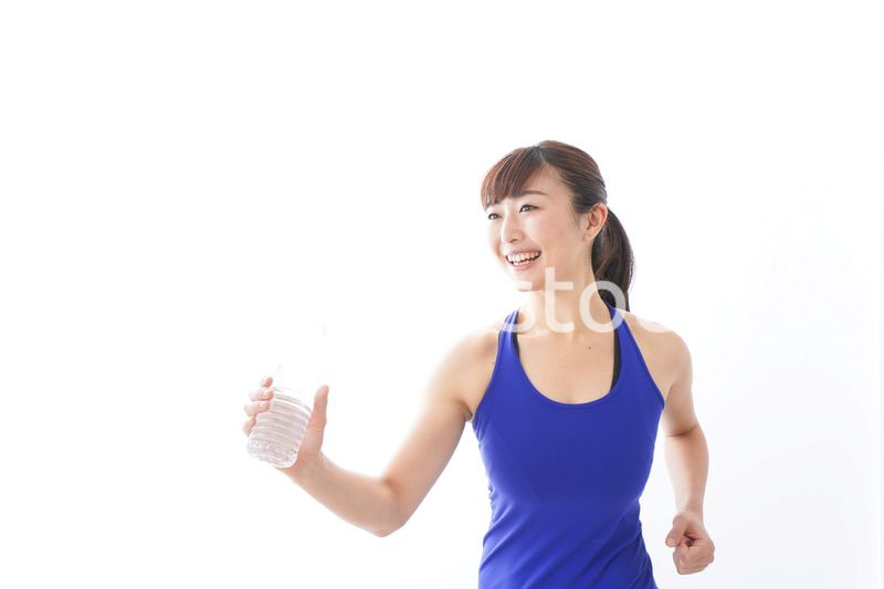 水分を摂取するスポーツウェアの女性