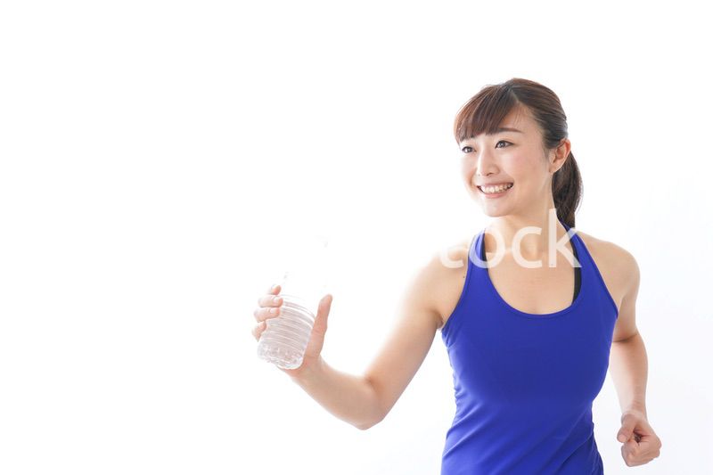 水分を摂取するスポーツウェアの女性